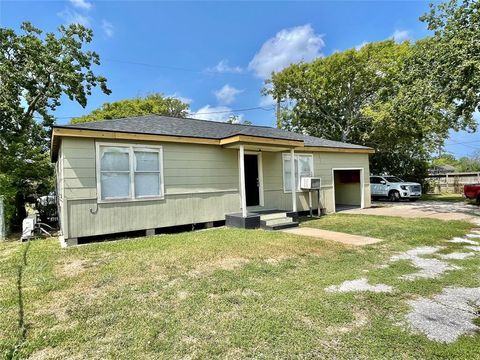 Photo of 611 N Avenue D, Freeport, TX 77541 (MLS # 18814264) Photo of 611 N Avenue D, Freeport, TX 77541 (MLS # 18814264)