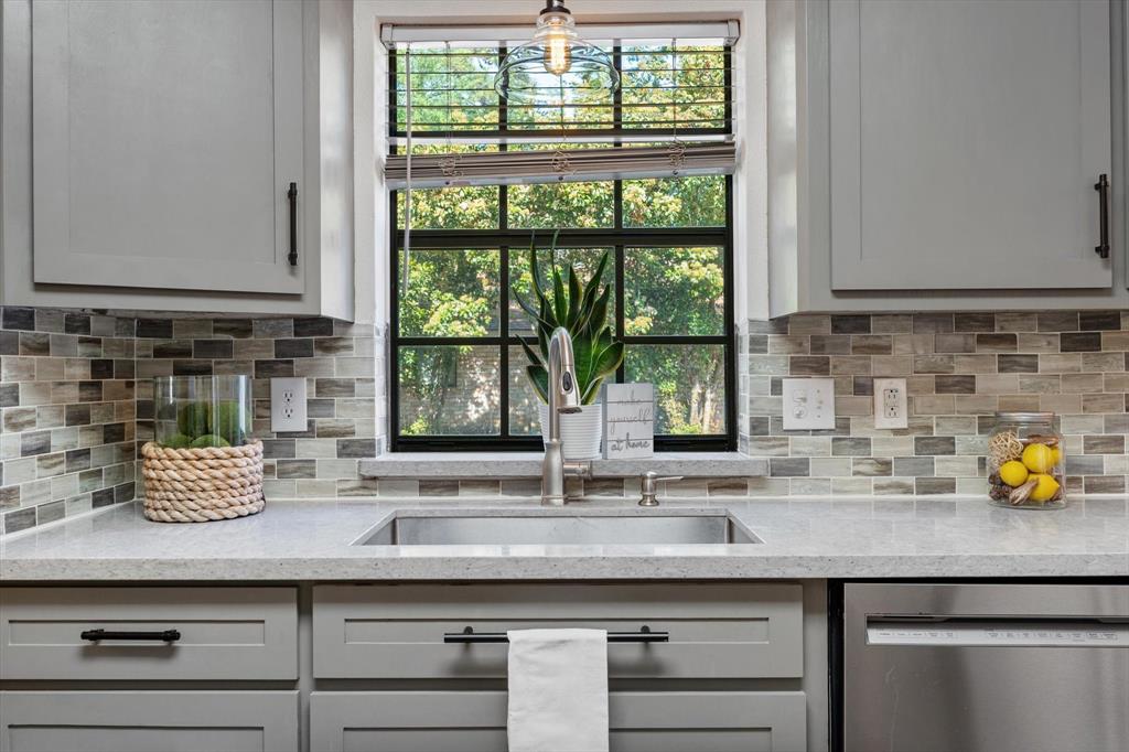 2453 Ripplewood Drive, Conroe, Texas image 20