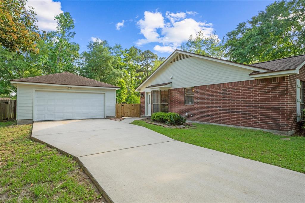 2453 Ripplewood Drive, Conroe, Texas image 8