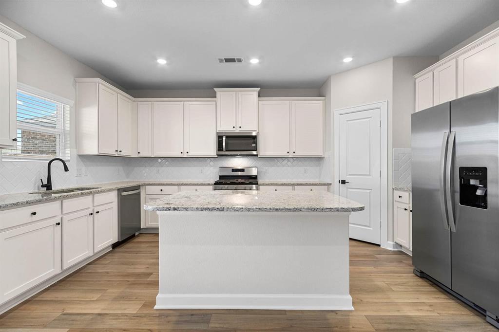1126 Whispering Winds Drive, Beasley, Texas image 5