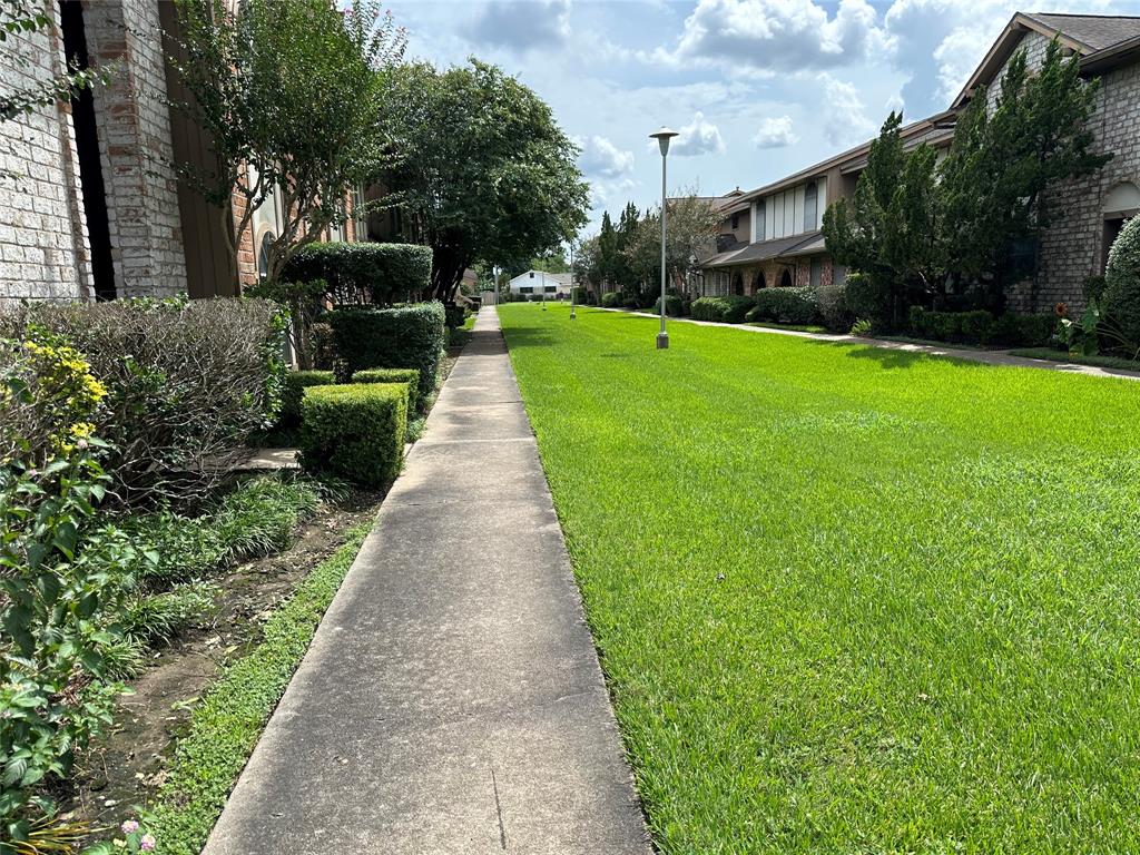 Photo 3 of 16 of 11539 Sabo Road townhome