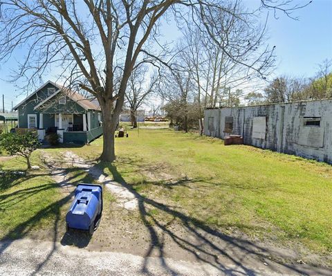 Photo of 421 1st Avenue N, Texas City, TX 77590 (MLS # 82623927)