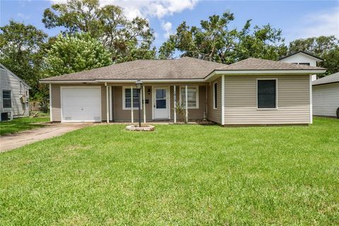 A home in Angleton