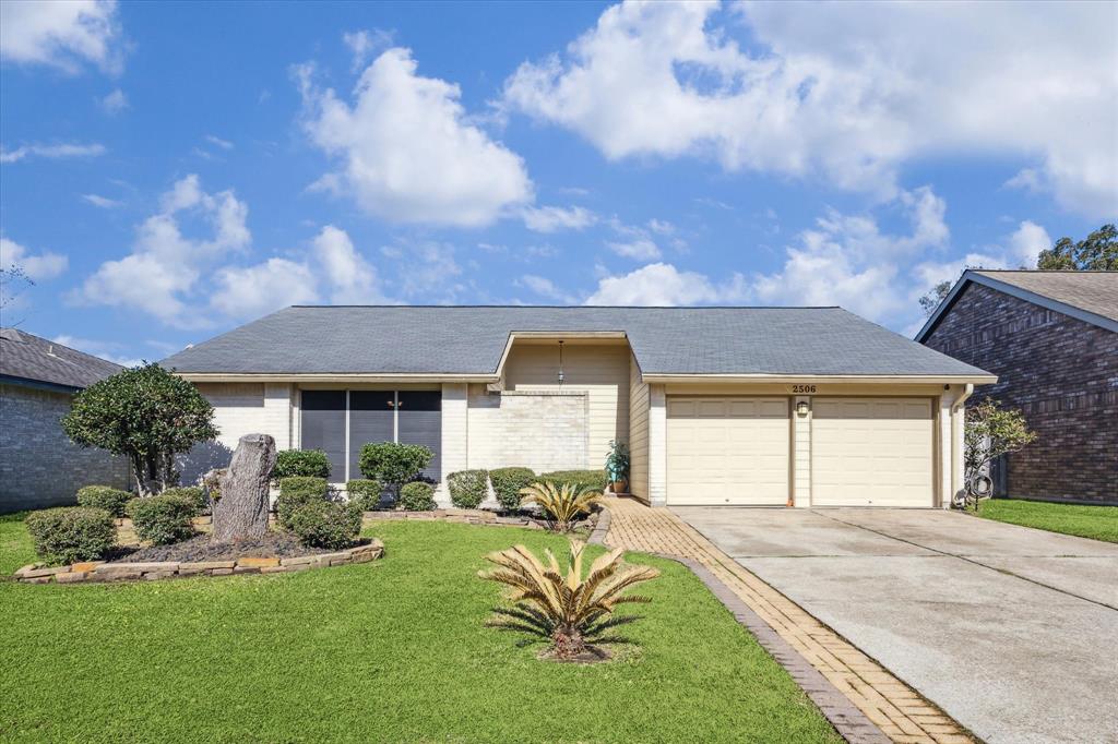 2506 Forge Stone Drive, Friendswood, Texas image 1