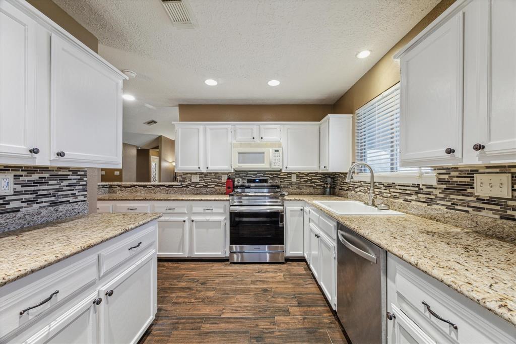 2506 Forge Stone Drive, Friendswood, Texas image 9
