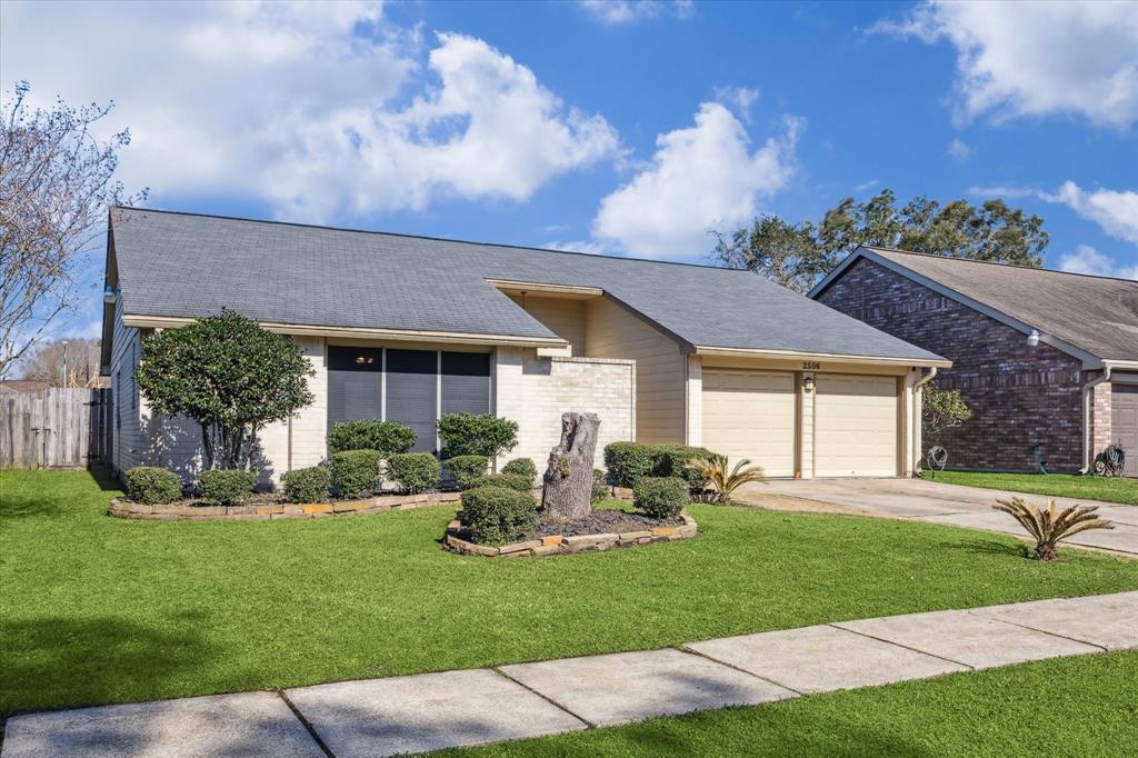 2506 Forge Stone Drive, Friendswood, Texas image 2