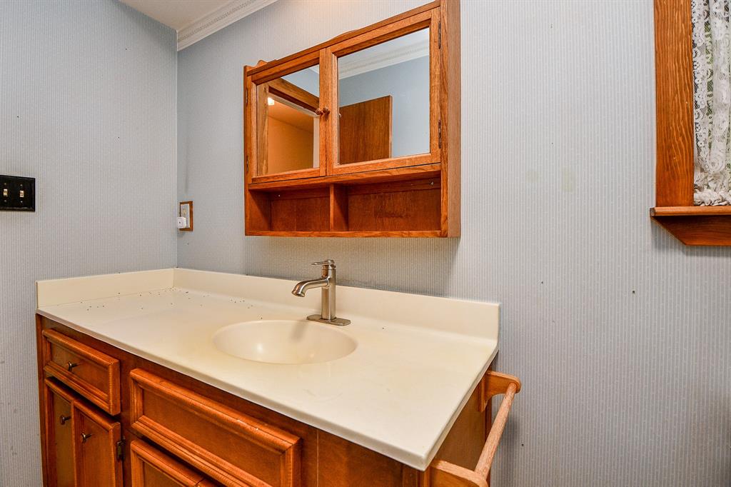 406 Hidden Creek Circle, Sealy, Texas image 12