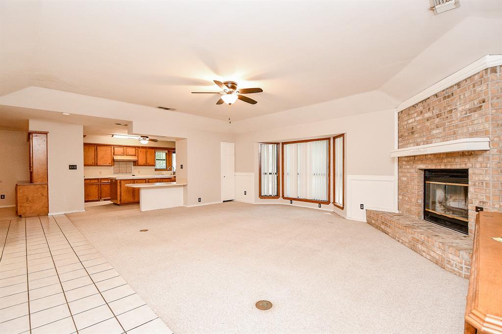 406 Hidden Creek Circle, Sealy, Texas image 4