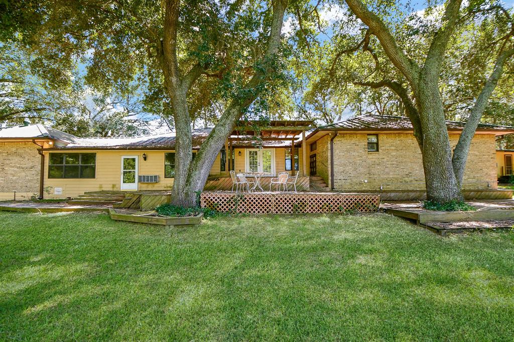 406 Hidden Creek Circle, Sealy, Texas image 1