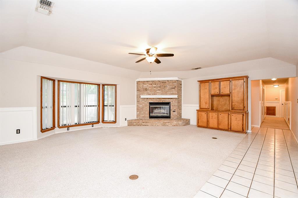406 Hidden Creek Circle, Sealy, Texas image 5