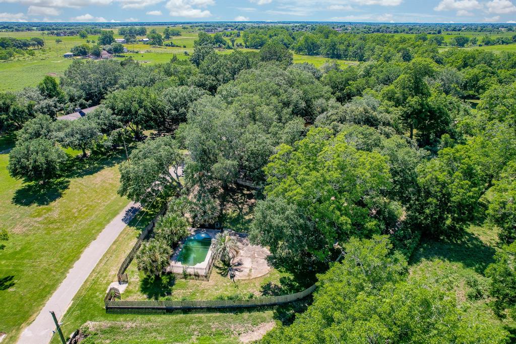 406 Hidden Creek Circle, Sealy, Texas image 2