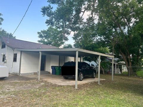 A home in Angleton