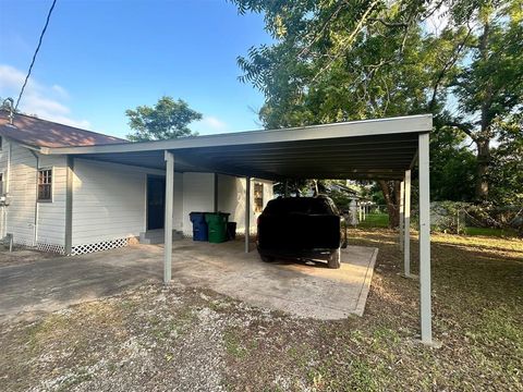 A home in Angleton