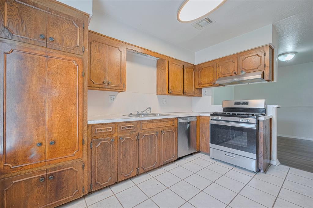 10407 Sagemeadow Lane, Houston, Texas image 12