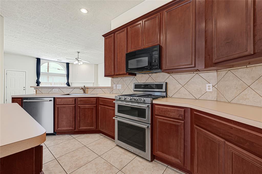 2414 Fern Lacy Court, Spring, Texas image 10