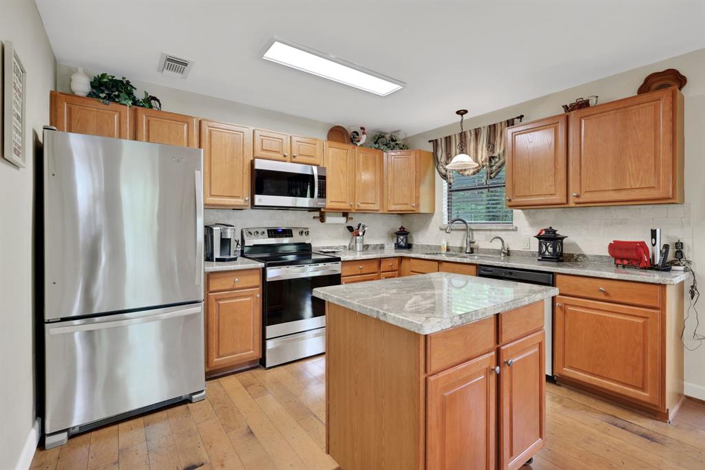 1103 Lakeview Estates Drive, Coldspring, Texas image 13