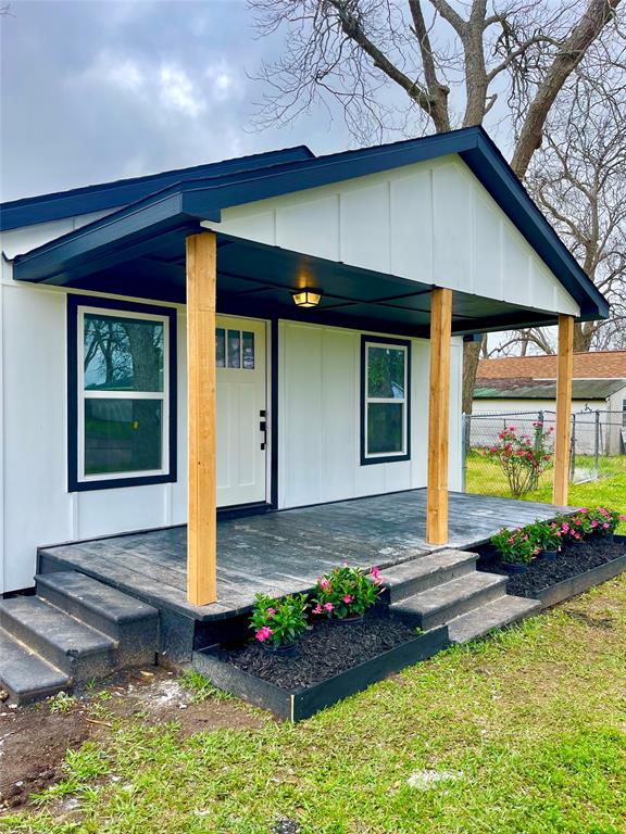 107 N Blunck Street, Lake Jackson, Texas image 2