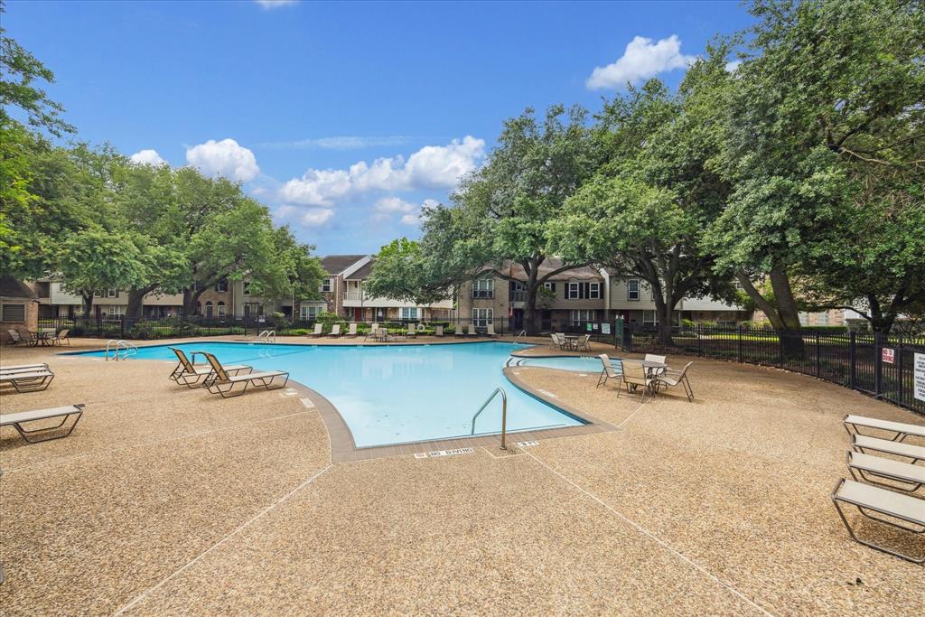 12964 Trail Hollow Drive, Houston, Texas image 27