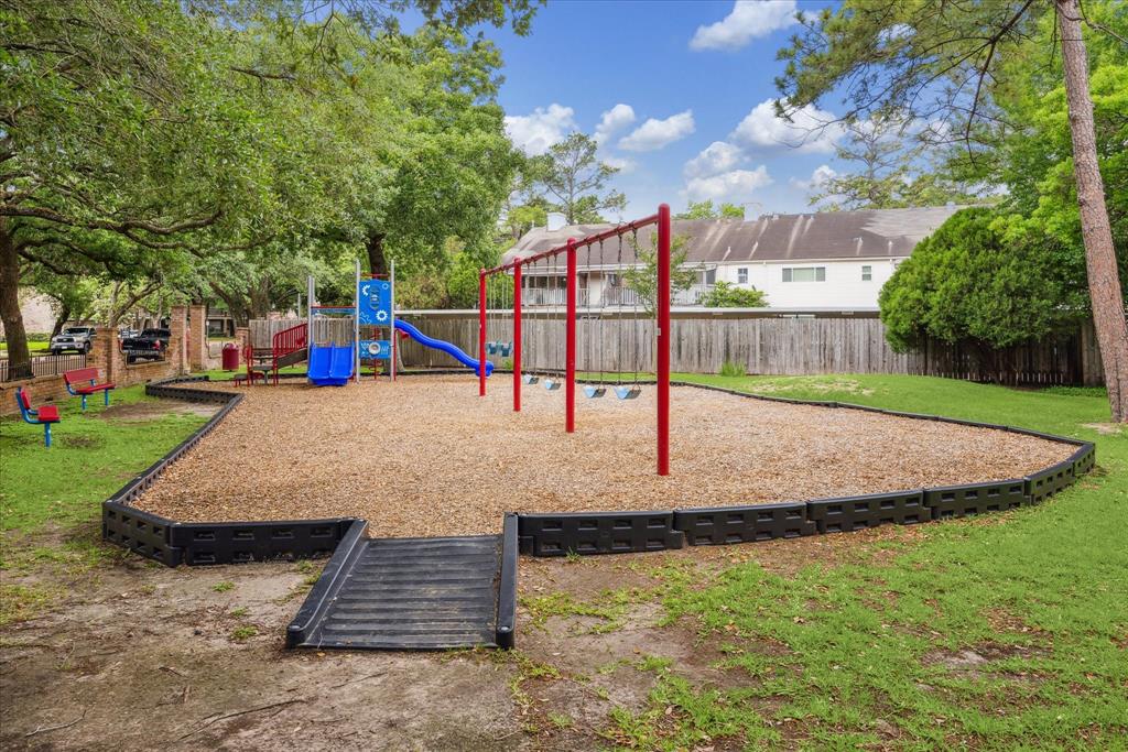 12964 Trail Hollow Drive, Houston, Texas image 28