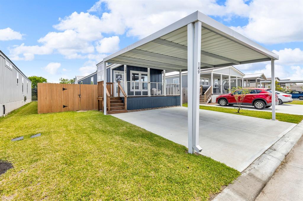 149 Landing Lane, Pearland, Texas image 2