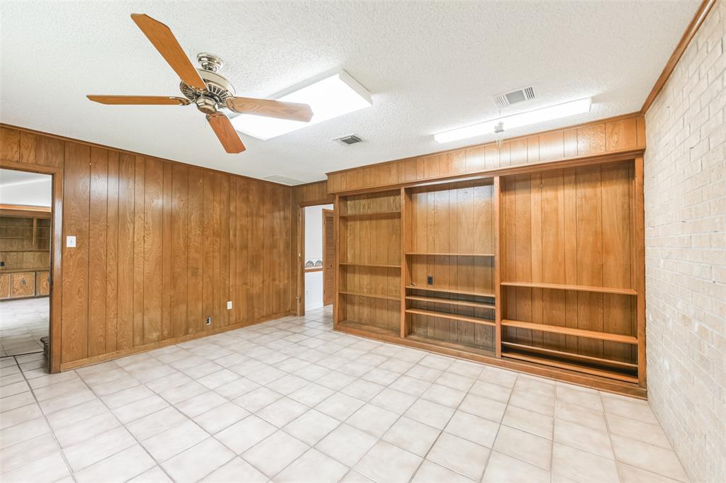 2107 W Marys Creek Lane, Pearland, Texas image 11