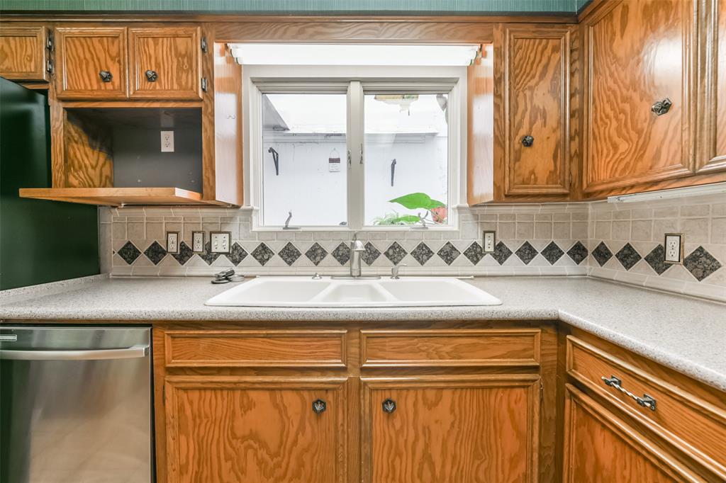 2107 W Marys Creek Lane, Pearland, Texas image 13