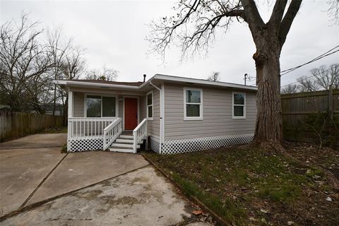 A home in Bacliff