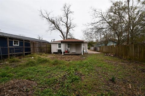 A home in Bacliff