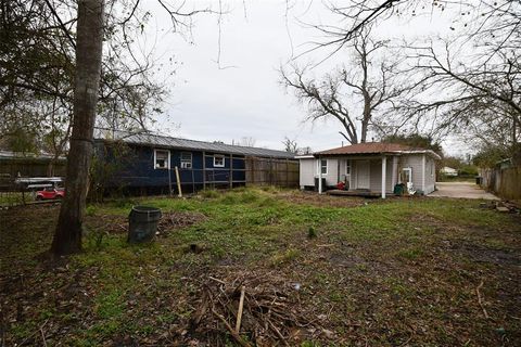 A home in Bacliff