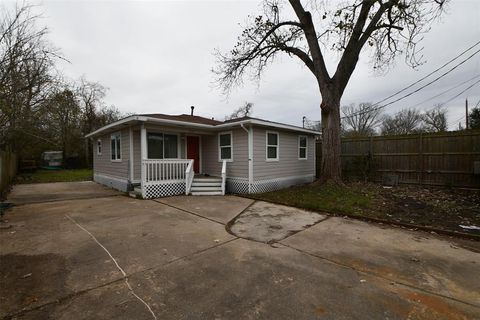 A home in Bacliff