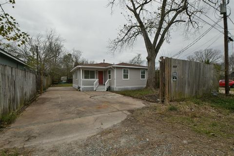 A home in Bacliff