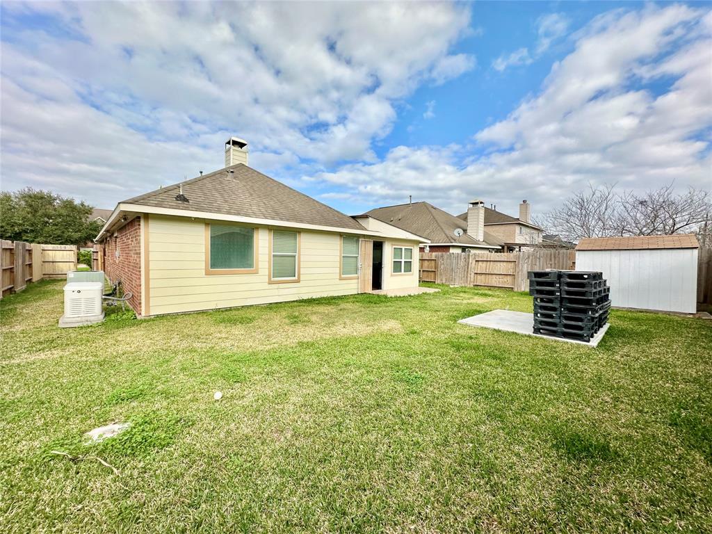 1905 Hollow Mist Lane, Pearland, Texas image 18