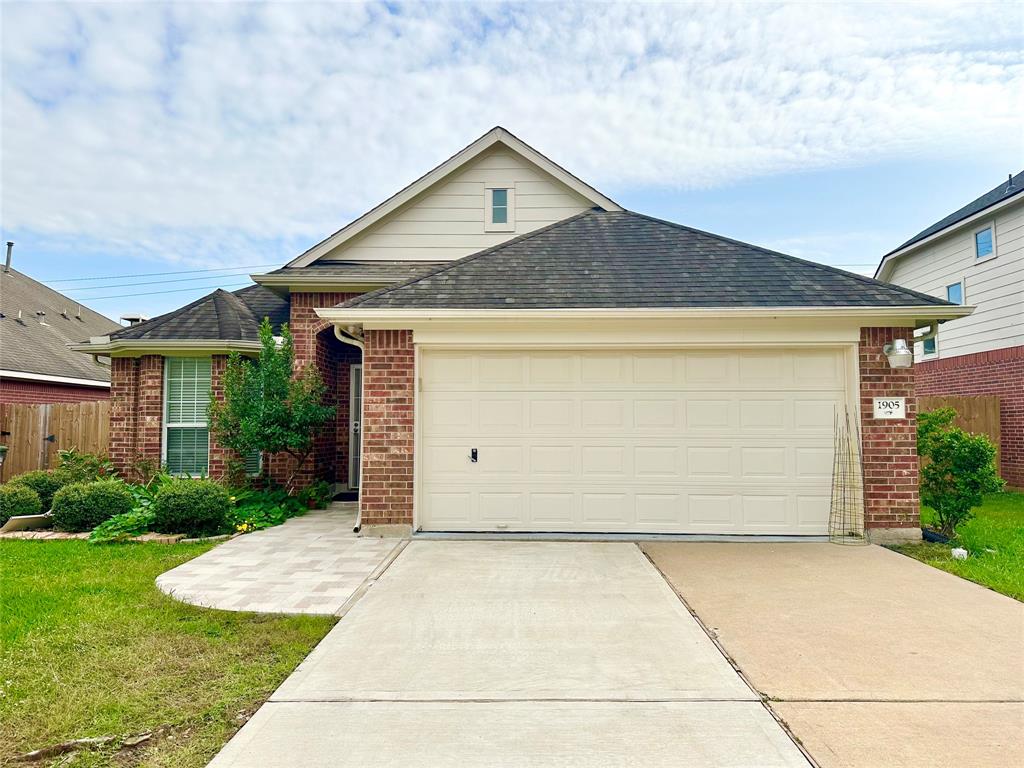 1905 Hollow Mist Lane, Pearland, Texas image 1