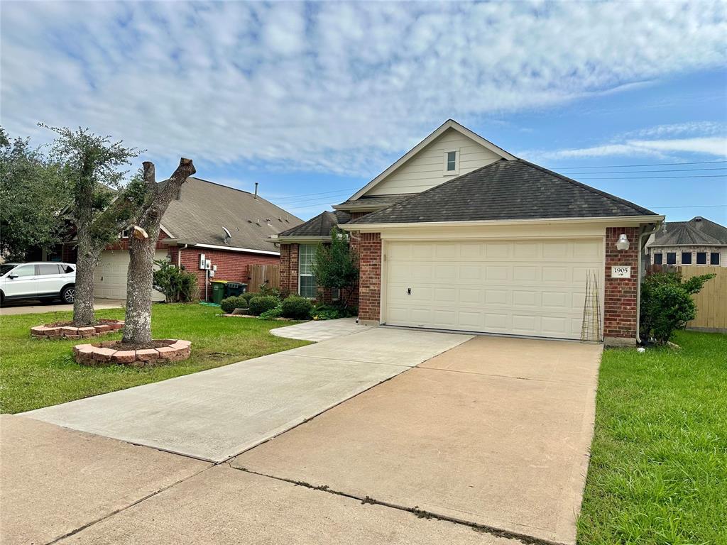 1905 Hollow Mist Lane, Pearland, Texas image 2