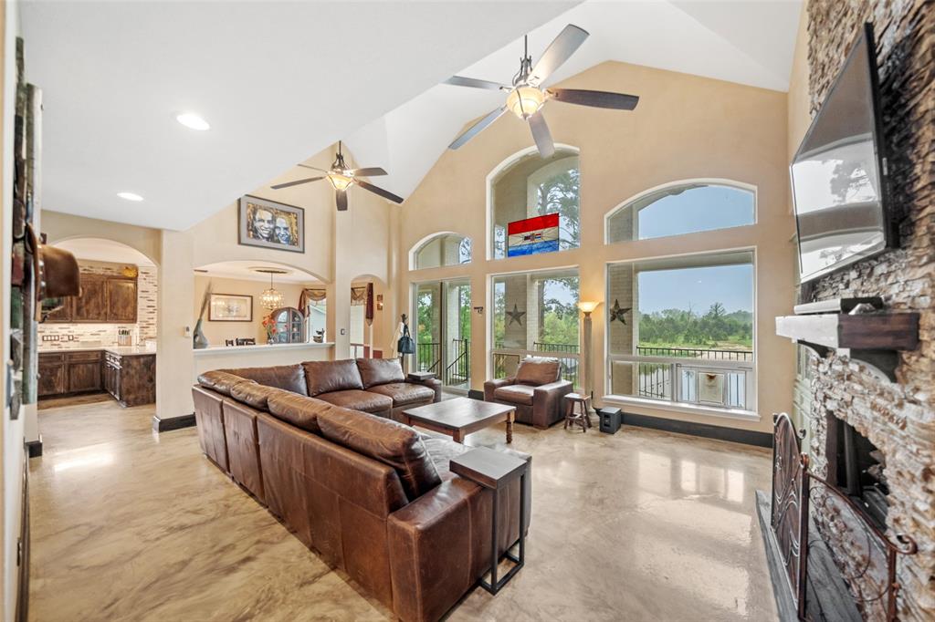 1522 Lakeshore Drive, Kingwood, Texas image 6