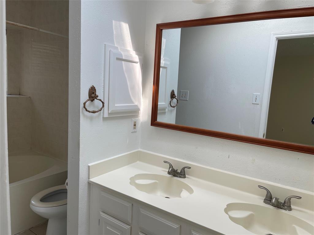 2011 Creek Valley Lane, Sugar Land, Texas image 16