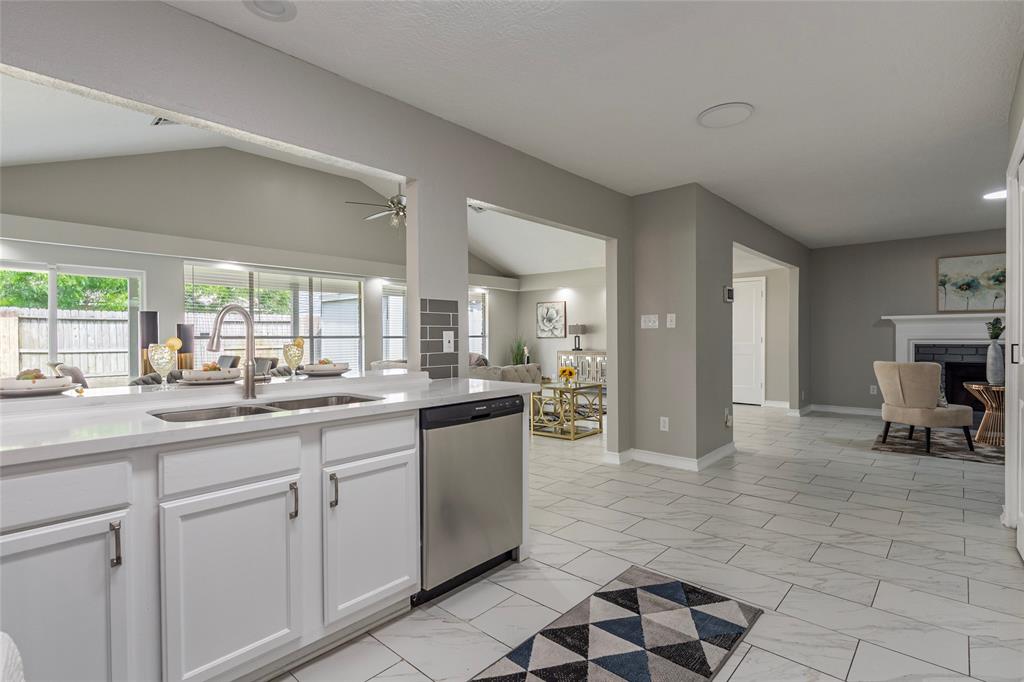 2720 Hot Springs Drive, Pearland, Texas image 27