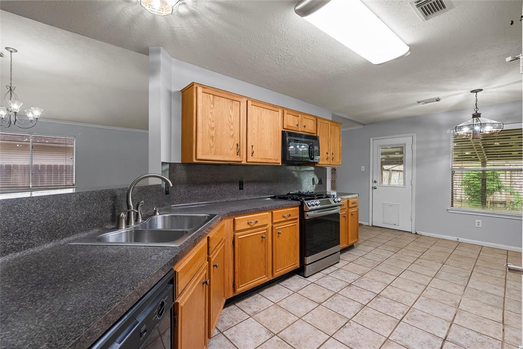 4522 Fox Run Street, Pearland, Texas image 9
