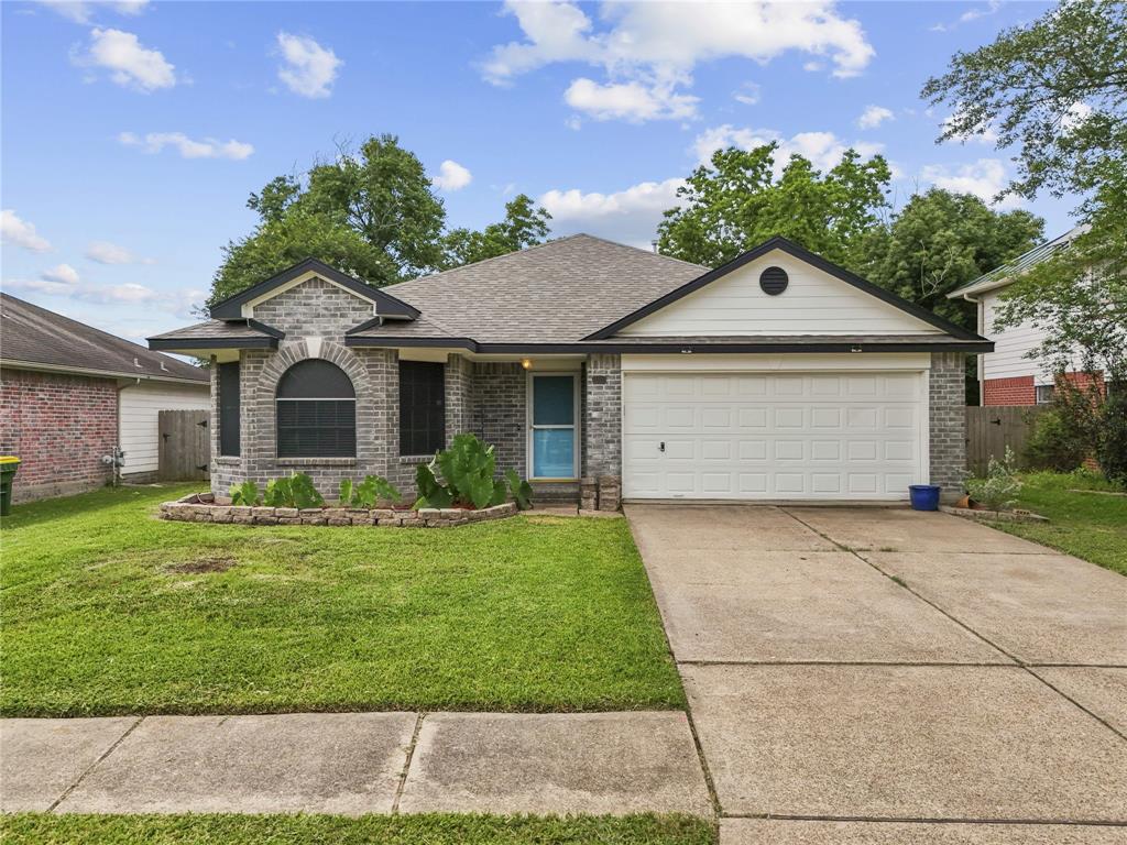 4522 Fox Run Street, Pearland, Texas image 1