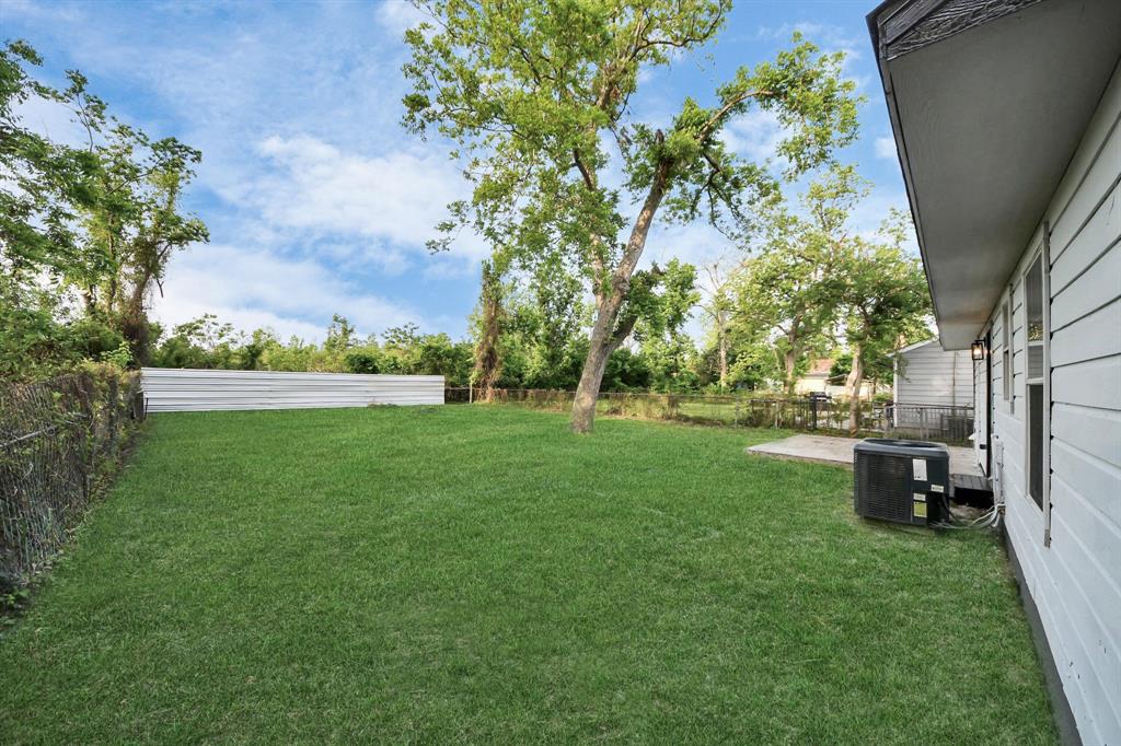 8014 Crestview Drive, Houston, Texas image 9
