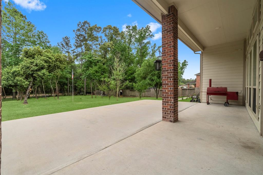 2077 Brookmont Drive, Conroe, Texas image 27
