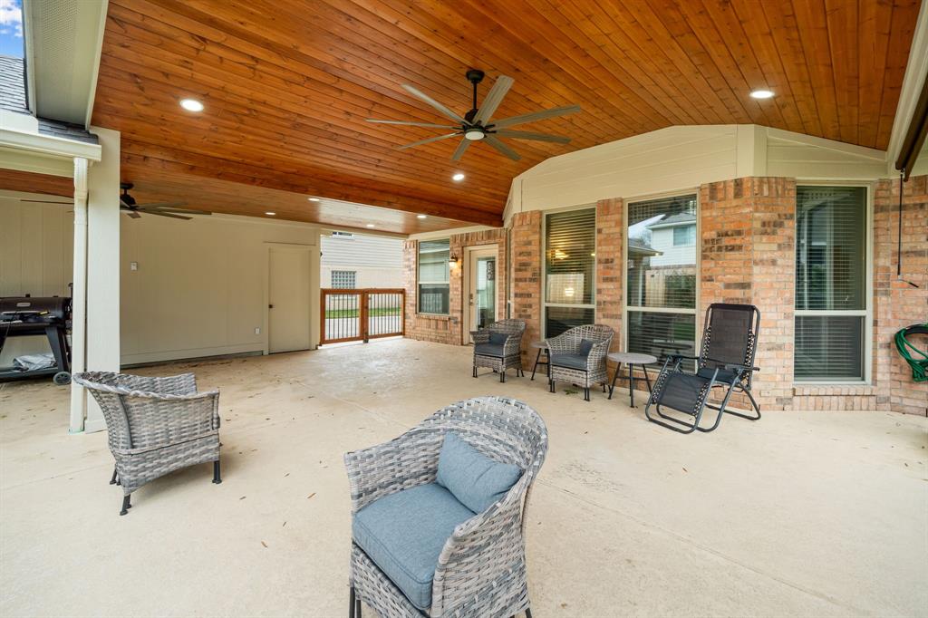 7619 Limber Bough Drive, Humble, Texas image 30
