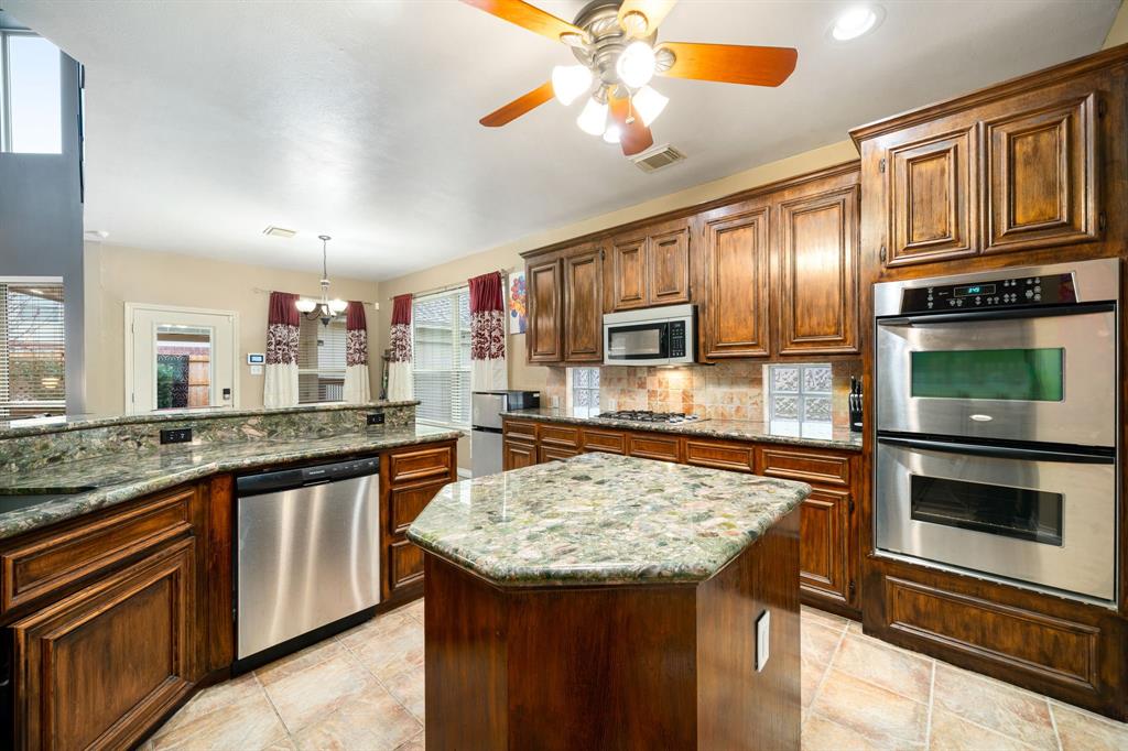 7619 Limber Bough Drive, Humble, Texas image 13