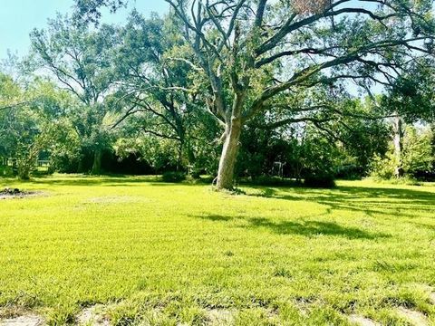 A home in Angleton