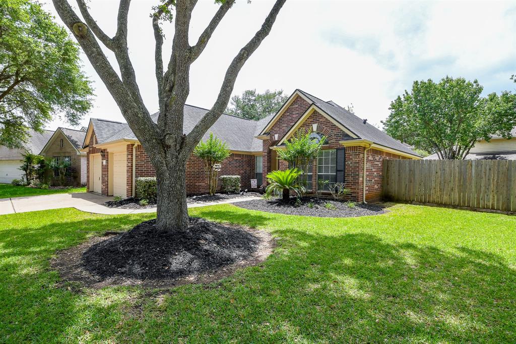 4926 Knights Branch Drive, Sugar Land, Texas image 2