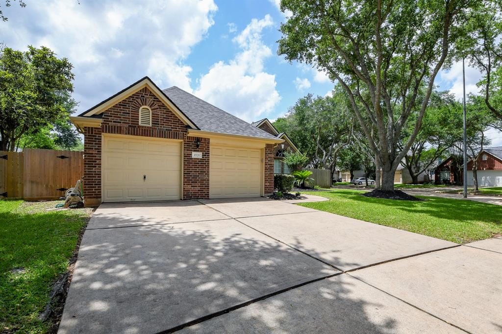 4926 Knights Branch Drive, Sugar Land, Texas image 1