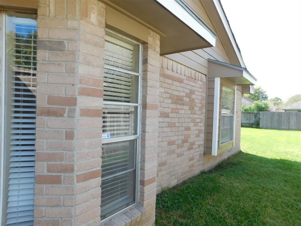 17002 Rippling Mill Drive, Sugar Land, Texas image 2