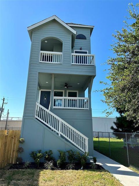 Single Family Residence in Galveston TX 2811 Sealy.jpg