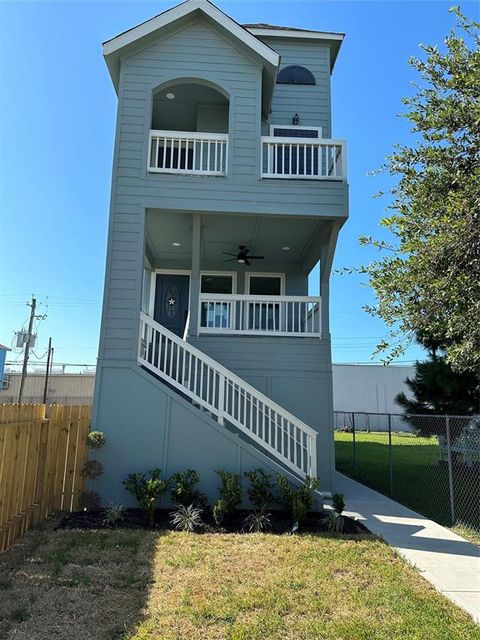 Single Family Residence in Galveston TX 2811 Sealy 2.jpg