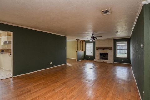 Single Family Residence in Shenandoah TX 527 Rosewood Drive 6.jpg